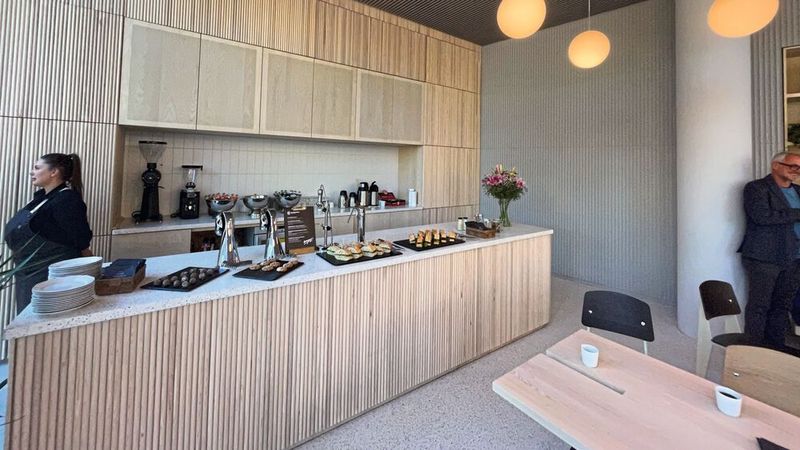 Am Tresen nimmt das Personal künftig Anfragen entgegen. Am Präsentationstag gab es dort Häppchen. (Bild: Grimm – »kfz-betrieb«)