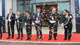 Mitglieder der Spitze von Hyundai Wia, einige europäische Händler und der Bürgermeister von Rüsselsheim bei der Eröffnung des Tech Cube. (Sonnenberg)