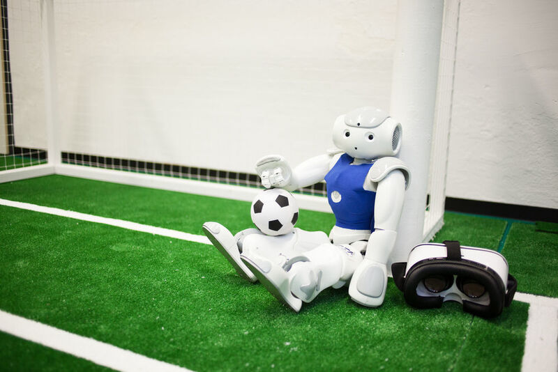 Nao-Roboter „Gargamel“ ist Teil eines Weltklasse-Fußballteams – erkennt aber nicht immer den Ball. Über die VR-Brille können die menschlichen Mitglieder vom Nao-Team HTWK durch seine Augen sehen. (HTWK Leipzig)