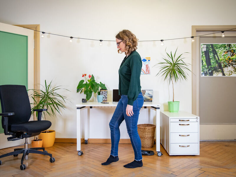 Bei der Geh-Meditation beginnen Sie im Stehen. Richten Sie sich auf und spüren Sie, wie Sie stehen. Nehmen Sie ganz bewusst Ihre Füße und den Kontakt zum Boden wahr. Heben Sie nun ganz langsam und behutsam Ihren linken Fuß und schieben Sie ihn langsam nach vorn. Rollen Sie ihn dann wieder auf dem Boden ab und verlagern Sie Ihr Gewicht auf die linke Seite. Heben und bewegen Sie nun den rechten Fuß in derselben achtsamen Art und Weise. Laufen Sie so in Zeitlupe durch den Raum und nehmen Sie jede kleine Bewegung bewusst wahr. Zum Abschluss ist es sinnvoll, noch einen Moment achtsam stehen zu bleiben.  (©Jacob Müller / TU Chemnitz)