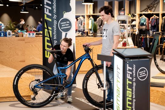 Der Smartfit-Lasermeter ist ein Gerät für den Fahrradeinzelhandel. Es besteht aus einer Igus-NSV-01-27-Schiene mit lasergravierter Skala und Prismenführungsschlitten, gepaart mit einem Kreuzlaser. (Bild:  Radlabor)