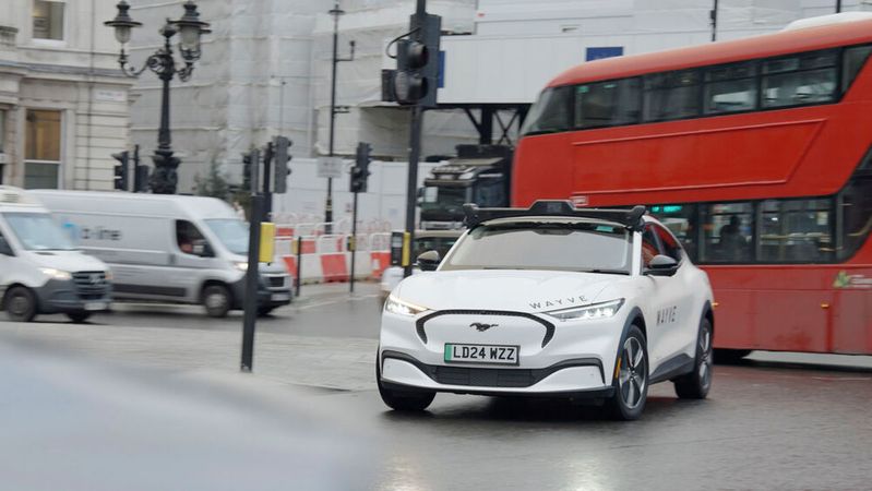 Wayve entwickelt einen KI-Fahrer auf Basis von Deep Learning. Trainiert wird das autonome Fahrsystem mit Rechenleistung in Microsoft Azure.(Bild:  Wayve)