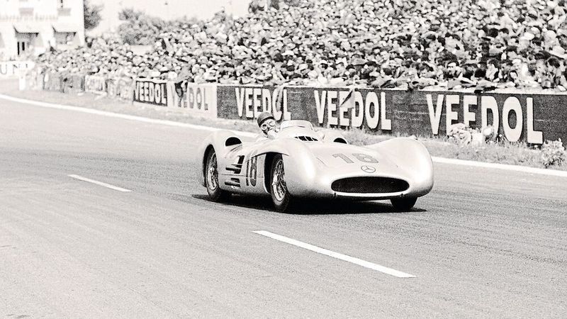 Großer Preis von Frankreich, 4. Juli 1954: Mercedes-Benz erzielt mit dem neuen Formel-1-Rennwagen Mercedes-Benz W 196 R in der Ausführung mit Stromlinienkarosserie gleich beim ersten Rennen einen Doppelsieg. Mit dabei: Veedol. (Bild: Daimler AG)