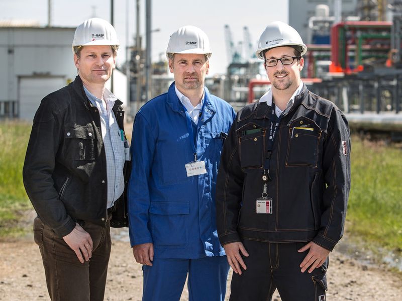 Haben die Modernisierung zusammen gestemmt: Björge Joacim, Product Manager Interface von Phoenix Contact, nv/sa, Zaventem, Belgien; Dirk Van Bogaert, Elektrische Energieversorgung und Infrastruktur, BASF Antwerpen, Belgien; und Koen Meersman, Ingenieur für Elektrotechnik, PA Solutions, Melsele, Belgien (v.l.n.r.) (Fotostudio Leemans)