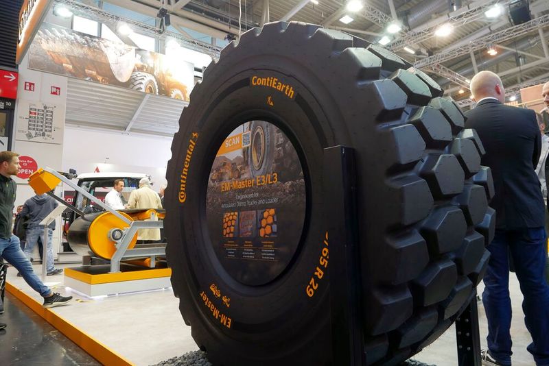 Was wäre eine Baumschine nur ohne passende Reifen? Der Hersteller Continental zeigte hier unter anderem seine Reifen EM-Master E3/L3 als 65er-Querschnitt Serie. (Bild: Sandro Kipar/VCG)