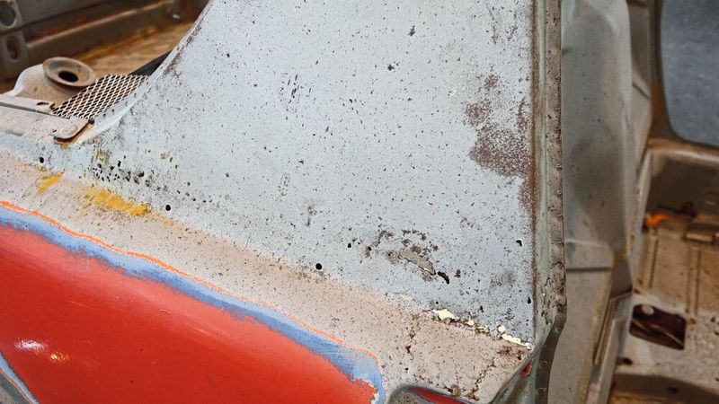Wie so oft erkannt man das ganze Ausmaß das Lochfraßschadens nach dem Entlacken bzw. Sandstrahlen. (Bild: Dominsky –  »kfz-betrieb«)
