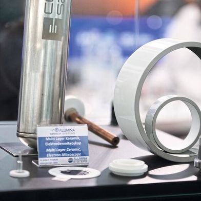 Moderne Hochtechnologie und vieles im täglichen Leben – egal, ob zu Hause oder im Beruf – wären ohne technische Keramiken kaum denkbar. (Bild: Messe München GmbH)