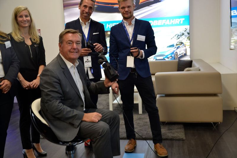 Claus Kaminsky, Oberbürgermeister von Hanau, war bei der Eröffnung des Extendend Virtual Reality Stores vor Ort und probierte die neue Technik aus.  (Bild: Mauritz/»kfz-betrieb«)