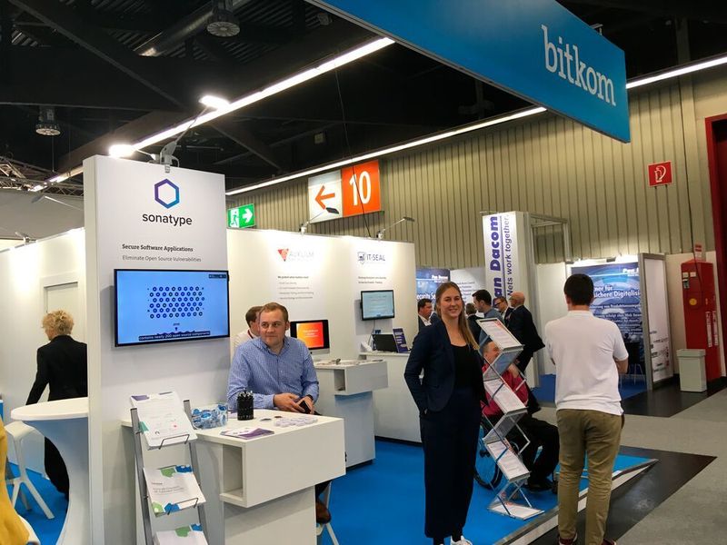 Bitkom – Bundesverband Informationswirtschaft, Telekommunikation und neue Medien e. V. 

Im Digitalverband Bitkom sind mehr als 2700 Unternehmen vertreten. Die Mitglieder sind in Arbeitskreisen organisiert, in welchen sie Stellungnahmen erarbeiten und politischen Entscheidern im Bereich der Digitalisierung von Wirtschaft, Gesellschaft und Verwaltung gegenübertreten. Hierbei geht es beispielsweise um den beschleunigten Ausbau von Gigabitnetzen, politische Flankierung datengetriebener Geschäftsmodelle, um Schutz und Sicherheit und die Arbeit 4.0. Auf der it-sa konnten Mitglieder von Bitkom mit Interessenten in Kontakt treten und nach Expertentalks in Diskussionsrunden erreicht werden. 
Mehr Informationen unter www.bitkom.org
 (Vogel Communications Group)