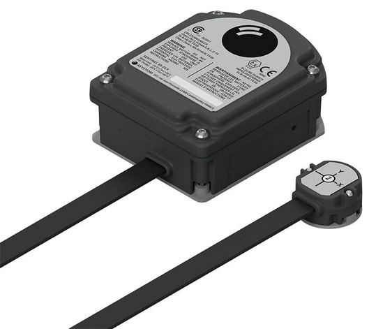 Bild 1:  Der Multisensor AsystomSentinel (Asystom/WIKA) erfasst triaxiale Vibrationen, Temperatur sowie (Ultra-)Schall. Die Sensoreinheit wird nah an der Schwingungsquelle verklebt, die batteriebetriebene Sende- und Recheneinheit etwas abgesetzt.(Bild:  WIKA)