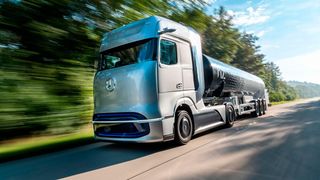 Mit dem Actros von Daimler Truck steht ein umweltschonender Lkw zur Verfügung. Auch andere Hersteller bieten emissionsarme oder -freie Nutzfahrzeuge an. Doch die Einführung zieht sich hin, heißt es. Deshalb können milliardenschwere Strafen durch die EU drohen ... (Bild: Daimler Truck)