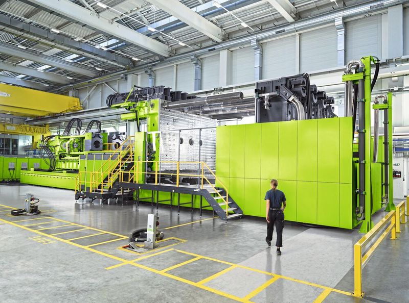 Mit 8.400 Tonnen ist auch beim Spritzgießen noch nicht das Ende der Fahnenstange erreicht. (Bild: Engel)