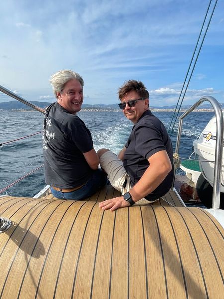 Glückliche Partner mit Wind in den Haaren v.l. Guy Simonow (Netzlaboranten GmbH) und Andreas Kaulich (Kaulich IT-Systems GmbH)  (Bild: Synaxon)
