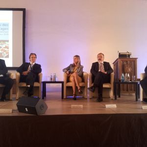 Podiumsdiskussion „Bürger und Verwaltung – Hand in Hand“ mit Jörn von Lucke, Zeppelin University; Renate Mitterhuber, Stellvertreterin des Hamburger CIO; Franz-Reinhard Habbel, Sprecher des DStGB, und Peter Onderscheka, Leiter des Geschäftsbereichs IT-Strategie bei der Landeshauptstadt (v.l.). Moderation: Manfred Klein, eGovernment Computing