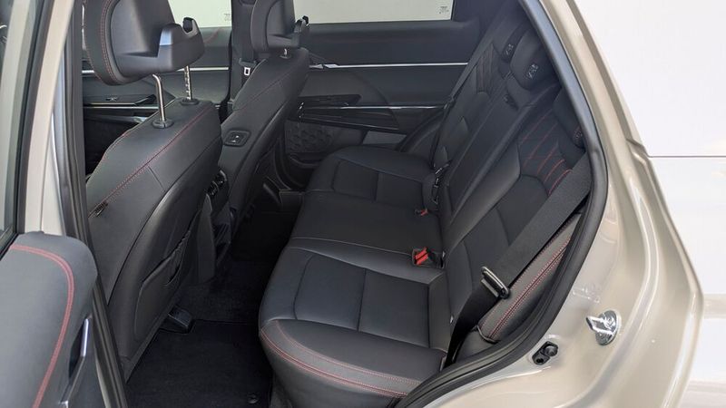 In einem 4,74-Meter-Auto sollten Fondpassagiere gute Platzverhältnisse erwarten können – und sie werden im KGM Actyon nicht enttäuscht. (Bild: Rosenow – VCG)