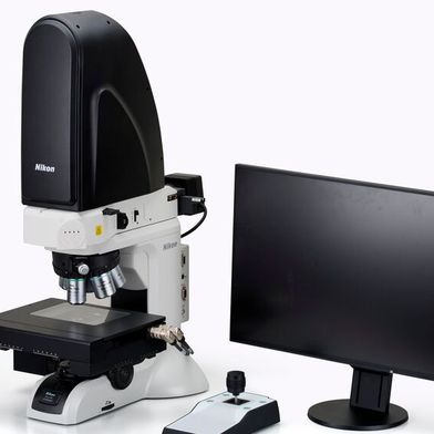 L'ECLIPSE LV100AMS de Nikon est un microscope industriel entièrement automatique, doté d'une intelligence artificielle, conçu pour fournir des résultats d'inspection cohérents d'un simple clic et avec une configuration complète. (Source : Nikon Metrology)