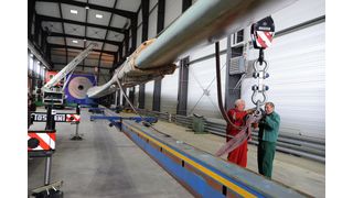 In der fast 30 Meter hohen Testhalle des Fraunhofer IWES sollen Rotorblätter von bis zu 90 Metern Länge Belastungsprüfungen unterzogen werden.  (Bild: Fraunhofer IWES)