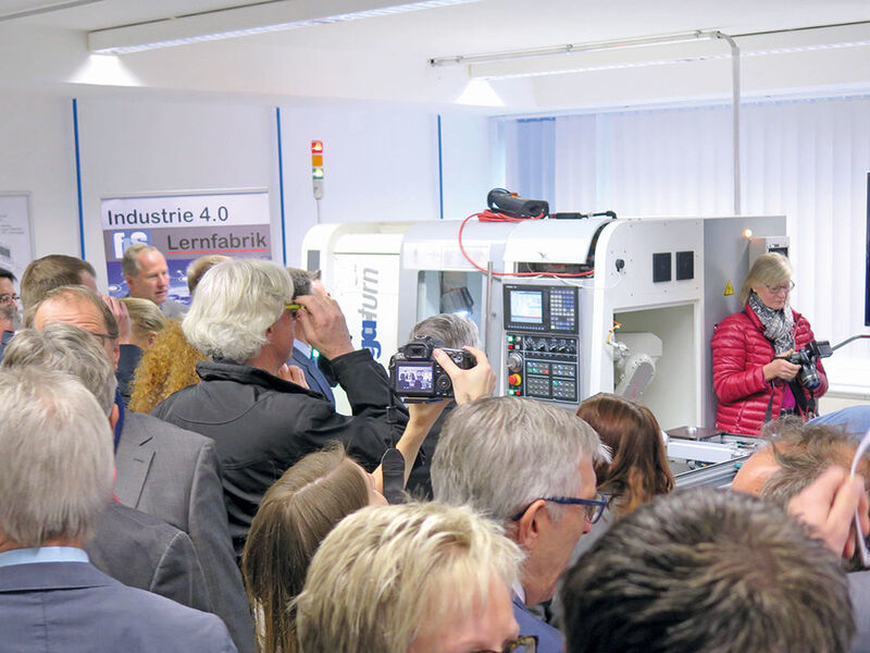 Unterstützung für die „Lernfabrik 4.0“ erhielt die Feintechnikschule Villingen-Schwenningen durch müga Werkzeugmaschinen. (müga Werkzeugmaschinen)