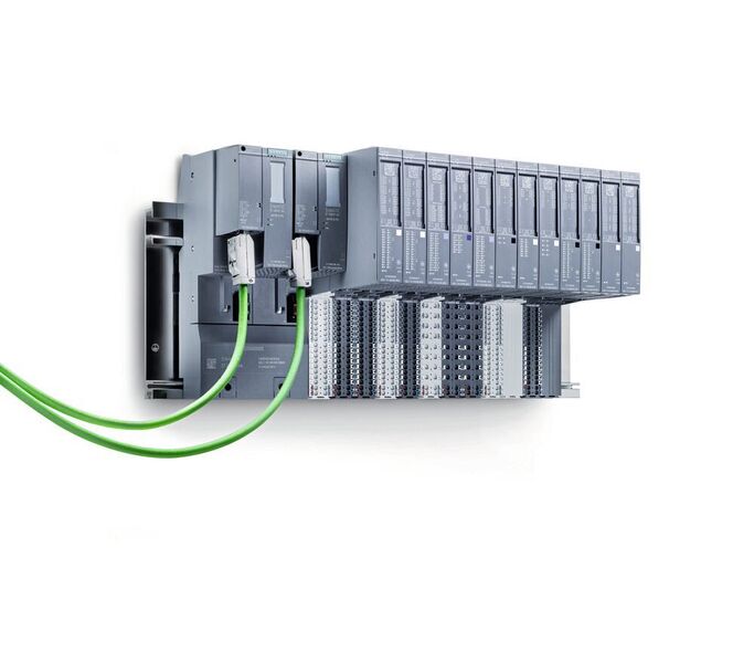 Die dezentral installierte ET 200SP HA Station kann direkt über Glasfaser an den Controller oder an weitere dezentrale I/O Einheiten angeschlossen werden. (Siemens)