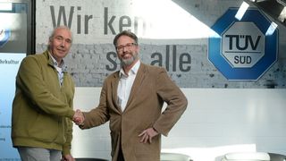 Norbert Schroeder (l.) übernimmt die Leitung der „Service Line ClassiC“ von Markus Tappert. (Bild: TÜV Süd)