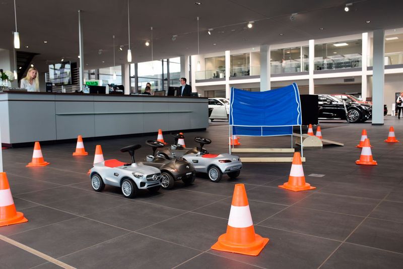 Probefahrten für die Kunden von morgen – einen Parcours mit Spieleautos hält Beresa für Familien mit Kindern bereit. (Bild: Schweitzer/»kfz-betrieb«)
