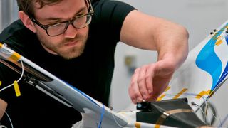 Der aus Glasfaser bestehende Flatter-Flügel ist bewusst so ausgelegt, dass er in den gefährlichen Zustand des Flatterns kommen kann.  (DLR)