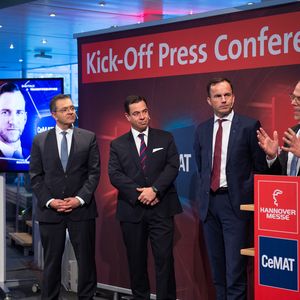 Kick-off-Pressekonferenz der Hannover Messe/Cemat, Technology Academy: Dr. Henry Puhl, (v.r.n.l.) Vorsitzender der Geschäftsführung, Still, Hamburg. Thema: aktuelle Trends rund um Logistik 4.0. Dr. Jochen Köckler, Vorsitzender des Vorstandes der Deutschen Messe, Hannover. Thema: Hannover Messe 2018 (Zahlen und Fakten) Paulo Careño, CEO Pro México. Thema: Partnerland Mexiko Dr. Sami Atiya, Mitglied des ABB-Konzernvorstandes, Leiter der globalen Division Robotik & Antriebe(Bild: Deutsche Messe/Rainer Jensen)
