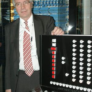 Rückblick ins Jahr 2012 bei der Verleihung des deutschen Rechenzentrumpreis: Prof. Dr.-Ing. habil. Horst Zuse hilt auf der Veranstaltung "future thinking" einen Vortrag über den Ursprung des Computers. Auf der zugehörigen Ausstellung konnten Besucher seinen Nachbau des ersten Computers, der von seinem Vater Konrad Zuse entwickelt wurde, bewundern.   Er hätte es sich wohl nicht träumen lassen, dass in gerade mal 70 Jahren „sein Computer“ die Welt derartig verändert. Die Rede ist von Konrad Zuse, dem ‚Vater‘ des ersten frei programmierbaren Rechners in binärer Schalttechnik und Gleitpunktrechnung. Für future thinking konnten wir Zuses Sohn Horst Konrad Zuse als Redner gewinnen.   Der Vortrag wird die frühen Rechnerentwicklungen aus den USA und Großbritannien vorstellen. Das Werk von Konrad Zuse mit seinen legendären Rechenmaschinen Z1-Z4 (1936-1945) wird neben der Geschichte der Zuse KG Kern des Vortrags sein.  Die Zuse KG war die erste Firma, die 1949 mit einer kommerziellen Computerproduktion begann.(Bild:  Ostler)