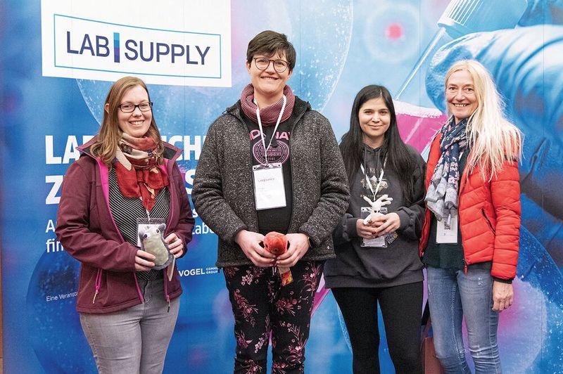 Zum Abschluss der Messe wird wie immer ein 1.000-Euro-Einkaufsgutschein verlost (einzulösen bei den Ausstellern). Zudem gibt es Plüschmikroben und einen 50-Euro-Wunschgutschein für den privaten Gebrauch zu gewinnen. Vorraussetzung: Ein Ausgefülltes Gewinnspiel-Formular und persönliche Anwesenheit bei der Ziehung um 15:30 Uhr.   Mehr Infos zu den kommenden LAB-SUPPLY-Messen finden Sie auf www.lab-supply.info (Bild: Stefan Stark)