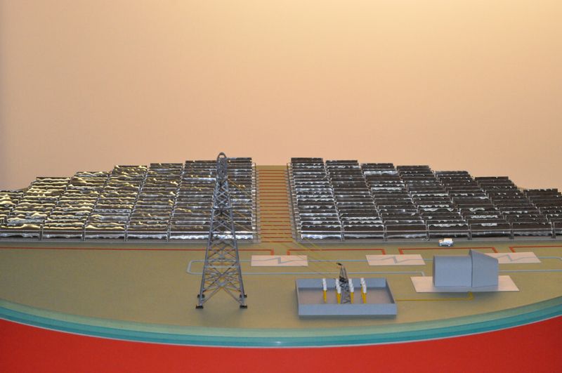 Modell eines Turmkraftwerkes. Diese sind effizienter bei der Energieumwandlung, jedoch noch nicht so praxiserprobt wie Parabolrinnenkraftwerke. (Bild: Isenburg)