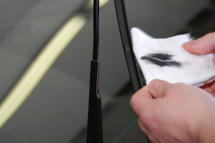 Scheibenwischer nicht vergessen: Ein bisschen Gummipflege lässt das Wischblatt besser gleiten. (Foto: Holz)
