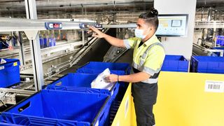 Dematic hat von dem französischen Bekleidungshersteller und -händler Kiabi den Auftrag erhalten, die Kommissionierungsprozesse für das E-Commerce-Geschäft zu verbessern. Dieses Symbolbild soll zeigen, wie das aussehen kann. Kern der Sache ist ein Omnichannel-System. (Bild: Dematic / K. Dobberke)