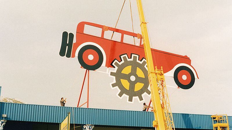 Mit der Gründung des Trägervereins und der Eröffnung des Technik Museums Sinsheim am 6. Mai 1981 wurde der Grundstein gelegt. Das historische Bild zeigt die frühen Jahre des Museumsaufbaus, als das Logo auf dem Dach platziert wurde.(Bild:  TMSNHSP)