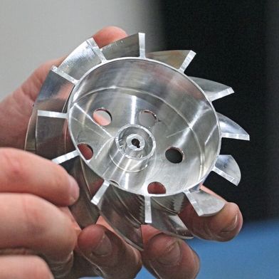 … bis zu solchen sensiblen Aluminium-Bauteilen für die Gasbranche, die hochgenau fünfachsig simultangefräst werden. (Bild: Haimer)