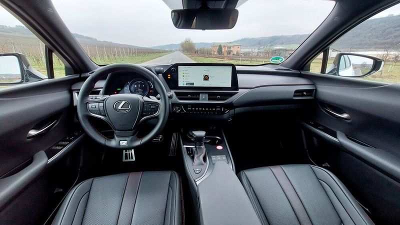 5. Der Innenraum ist gelungen. Das Cockpit ist fahrerorientiert, die Bedienelemente sind geschickt platziert. Die Bedienung gibt keine Rätsel auf. Wo früher in der Mittelkonsole das nervig zu handhabende Touchpad platziert war, befindet sich jetzt die Bedienung für die Sitz- und Lenkradheizung. Lexus hat im UX F-Sport viel Leder verarbeitet. Die Haptik im Innenraum ist insgesamt wertig, nur die Mittelkonsole fällt hier etwas ab. Die Alumnium-Pedale verleihen dem UX eine Portion Sportlichkeit. (Bild: Mauritz – VCG)