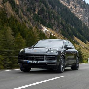 Der „Cayenne E-Hybrid“ schafft bis zu 74 Kilometer rein elektisch.(Bild:  Porsche)