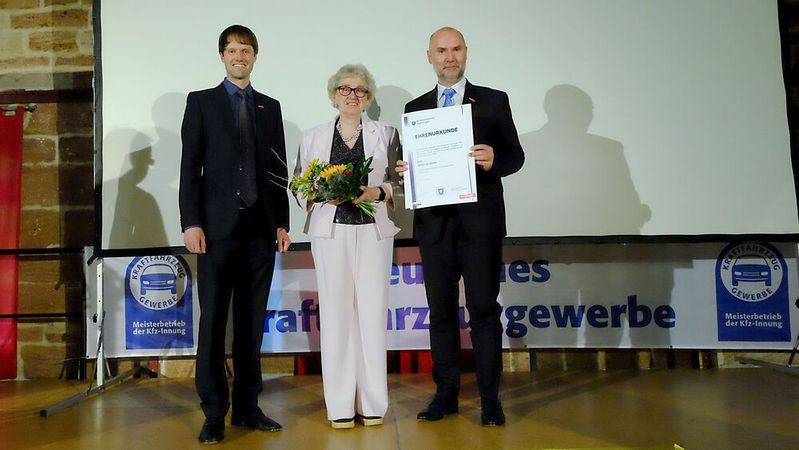Walburga Simon von der Innung Südthüringen wurde im Beisein von Obermeister Dominic  Eisenbeiser (l.) von Mike Kämmer, Präsident der Handwerkskammer Südthüringen, mit der Goldenen Ehrennadel ausgezeichnet.(Bild:  Zietz – VCG)