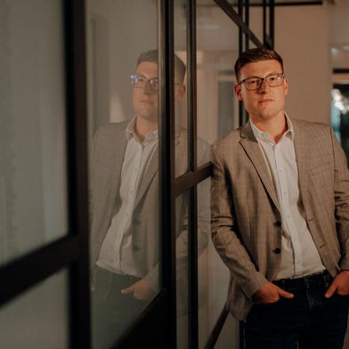 Julian Ziebarth ist Geschäftsführer von Ziebarth Industrial Technologies sowie KI-Strategieberater für die Industrie. Als ehemaliger Betriebsleiter im Formenbau kennt er die industrielle Wertschöpfung aus der Praxis. (Bild: Ziebarth Industrial Technologies)