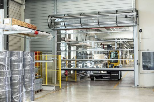 Aufschießend! Das Schnelllauftor HS 5040 Turbolux S von Hörmann gilt als das schnellste weltweit. Es öffne mit einem Speed von über 4 Metern pro Sekunde. Doch es hat noch mehr Vorteile, die der Hersteller hier erläutert. Aufschießend! Das Schnelllauftor HS 5040 Turbolux S von Hörmann gilt als das schnellste weltweit. Es öffne mit einem Speed von über 4 Metern pro Sekunde. Doch es hat noch mehr Vorteile, die der Hersteller hier erläutert.