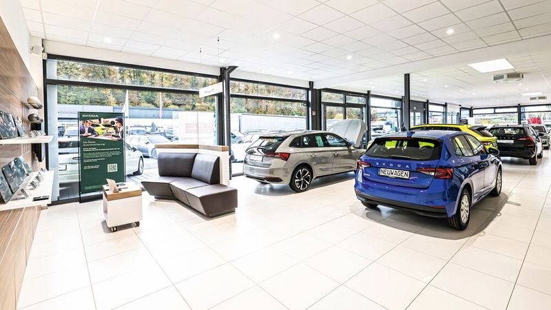 Innen wie außen ist der neue Skoda-Standort in der neuen Skoda-CI gestaltet, die bis Ende des Jahres im gesamten Vertriebsnetz ausgerollt wird. (Bild: Rainer M. Hohnhaus)