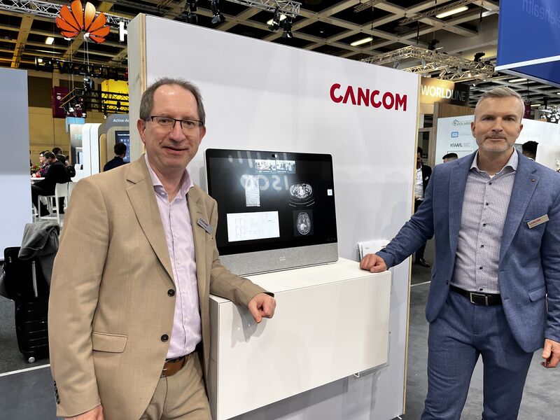 (v. l.) Gerhard Hacker, Senior Manager Healthcare bei Cancom, und Erik Thiele, Director UCC bei Cancom, mit dem Tumorboard. (su)