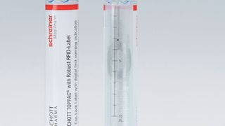 Das Cap-Lock Label von Schreiner MediPharm umschließt die Spritze und Kappe, zeigt die Erstöffnung irreversibel an und bietet durch einen integrierten RFID-Chip zudem eine digitale Erstöffnungsindikation.  (Bild: Schreiner Group)
