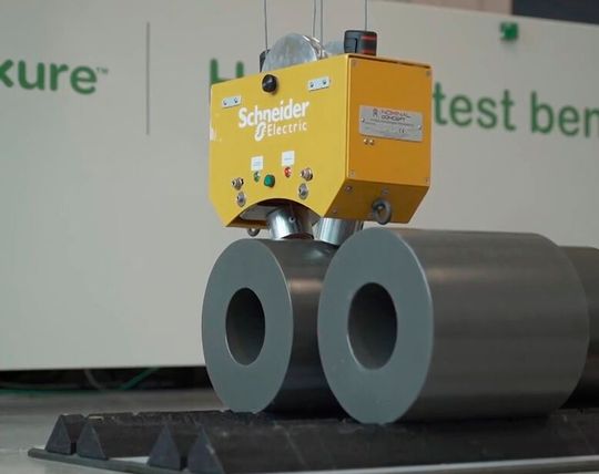 Schneider Electric, Capgemini und Qualcomm haben mit Erfolg demonstriert, wie die 5G-Technik die Welt der Hebetechnik sinnvoll verändernkann. Entwickelt wurde dazu eine smarte Krananwendung, die man hier näher erklärt.(Bild:  Schneider Electric)