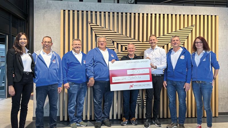 Die Nützel-Gruppe ist in der Region Oberfranken verwurzelt. Zum Neustart in Scheßlitz wurden zahlreiche Vereine für ihre Arbeit mit einem Scheck gewürdigt. (Bild: Motor Nützel)