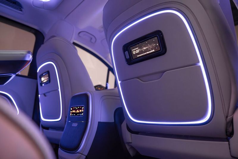 Der Fond hat seine eigenen Bediendisplays. (Bild: Mercedes-Benz)