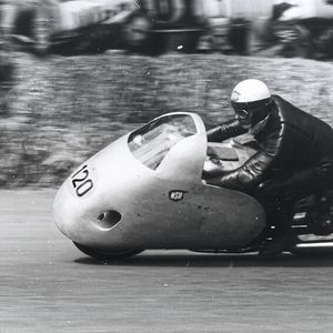 1954 kam beim Rennen auf der Solitude in der Nähe von Stuttgart bei der NSU Rennmax zum ersten Mal die Vollverkleidung Typ „Blauwal“ zum Einsatz.(Bild:  Audi AG)