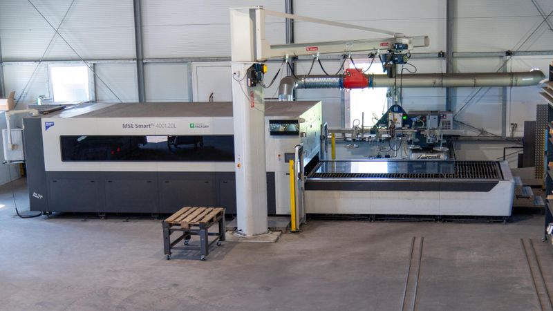 Seit 2023 im Einsatz: eine 2D-Faserlaserschneidanlage der Baureihe MSE Smart FL von Microstep mit einer Arbeitsfläche von 4.000 × 2.000 mm. Damit schneidet Krele Stahl bis 25 mm sowie Aluminium und Edelstahl bis 15 mm Blechstärke präzise und effizient.(Bild:  Microstep Europa)