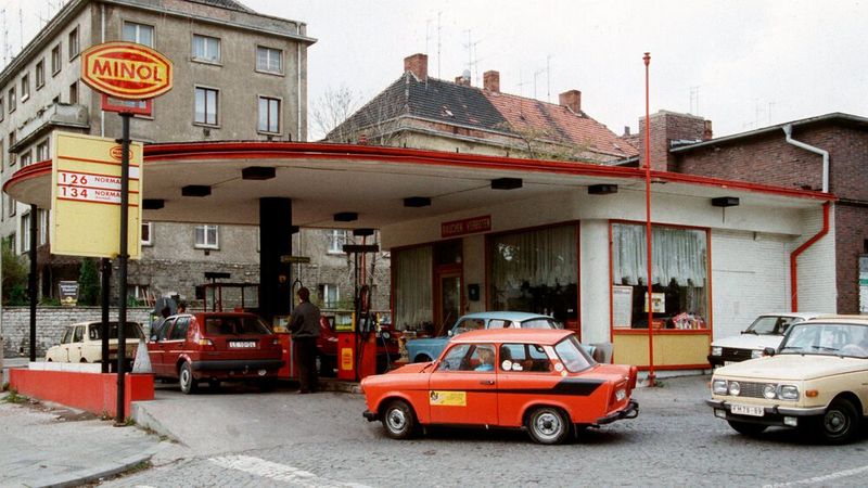 Gehörte zu Trabant und Co.: eine typische Minol-Tankstelle mit ihrer übersichtlichen Kraftstoffauswahl. Dafür gab es aber sogar ein Maskottchen, den Minol-Pirol. Der Werbeslogan dazu lautete: „Stets dienstbereit zu Ihrem Wohl ist immer der Minol-Pirol“. Zum Ende der DDR gab es rund 1.250 Minol-Tankstellen. (Bild: picture-alliance / dpa)