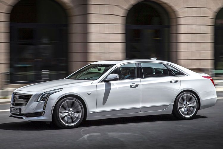 Optisch ist der CT6 ein Statement und zeigt mit seinen messerscharfen Bügelfalten und dem riesigen Kühlergrill typisch amerikanisches Selbstbewusstsein. (Cadillac)