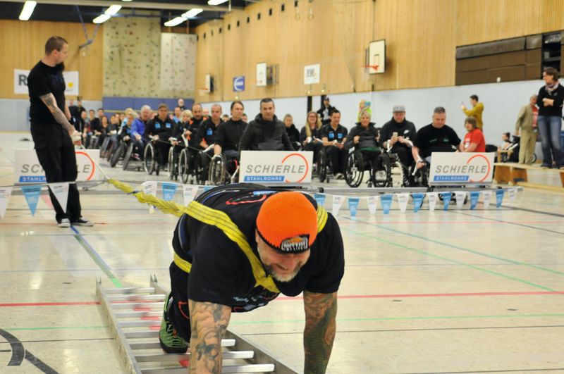 Müllner holt sich im April 2017 seinen 16. Weltrekord: er zieht 96 Rollstuhlfahrer. (Schierle)